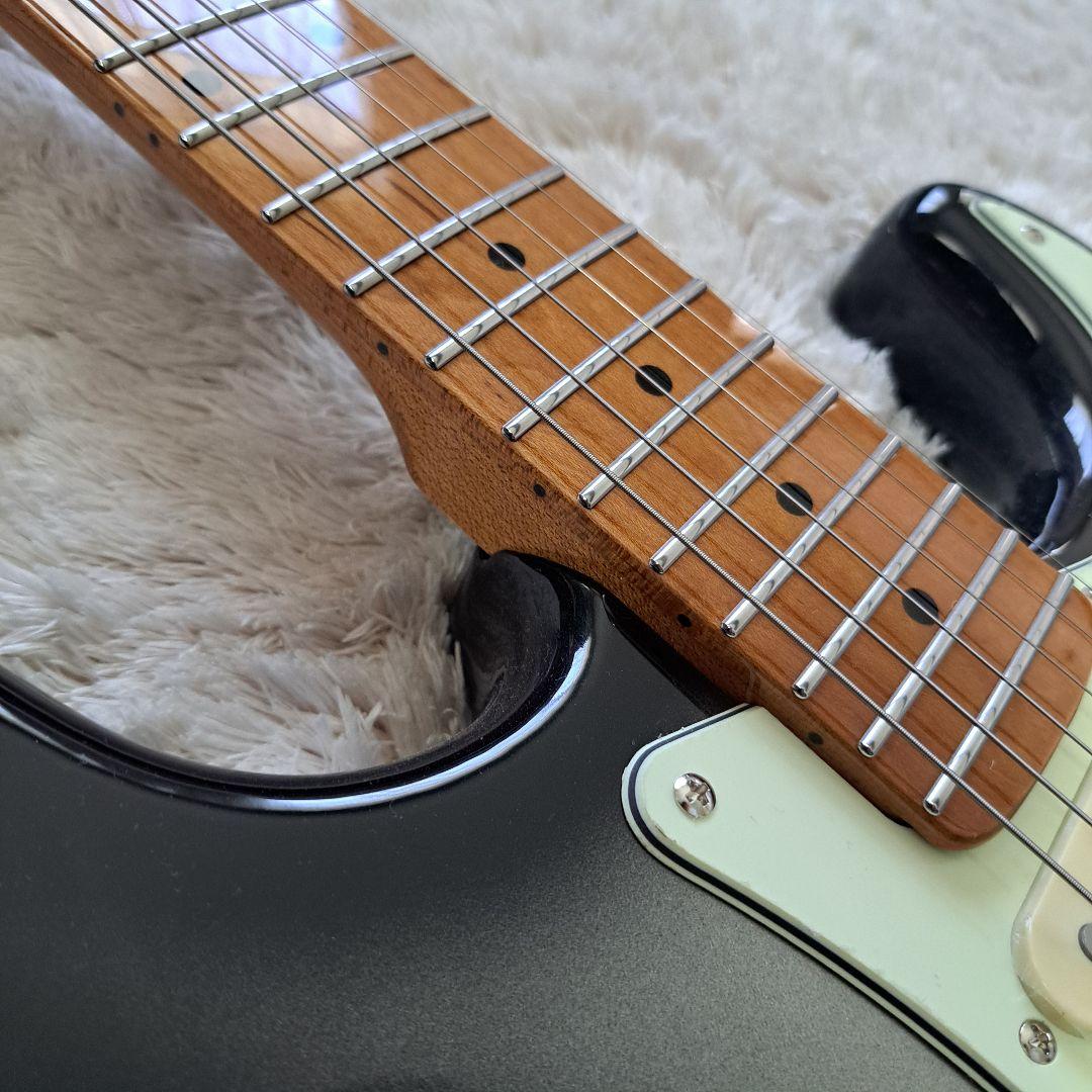 高品質アルダー材とローステッドメイプルネックを採用した、プロ仕様のスマートギター