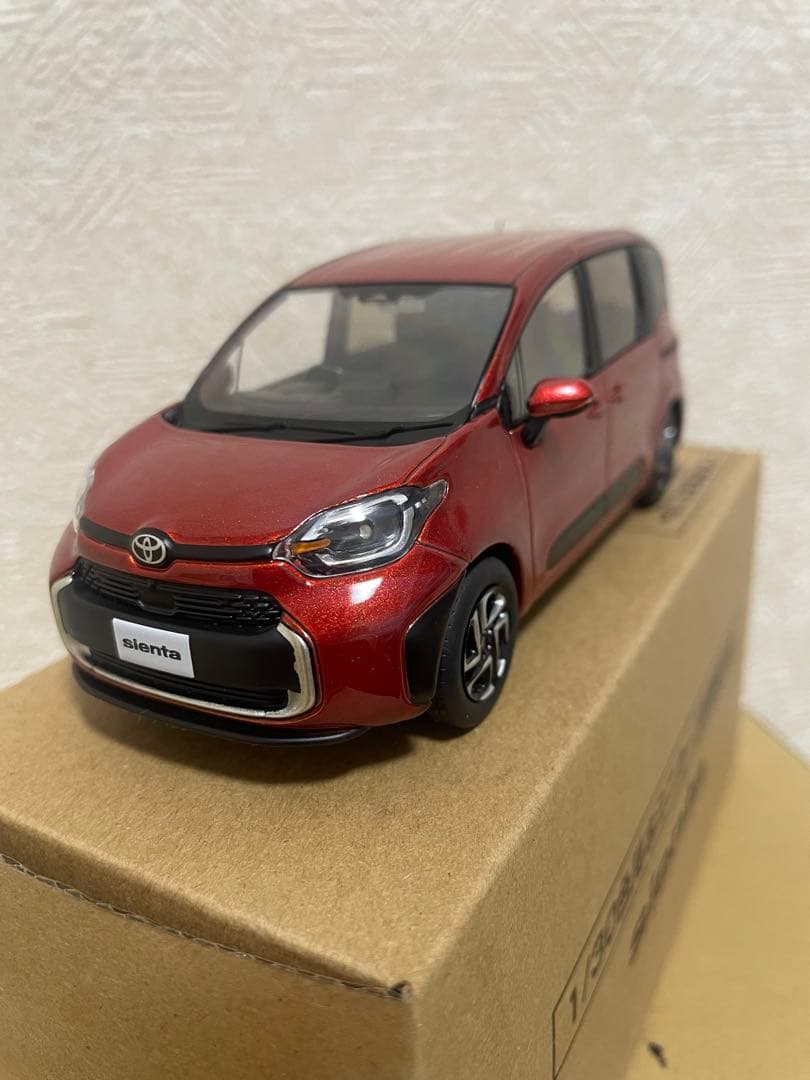 トヨタ シエンタ 1/30ミニカー 赤
