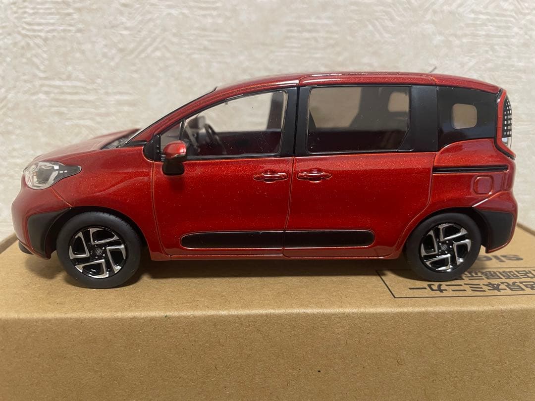 トヨタ シエンタ 1/30ミニカー 赤