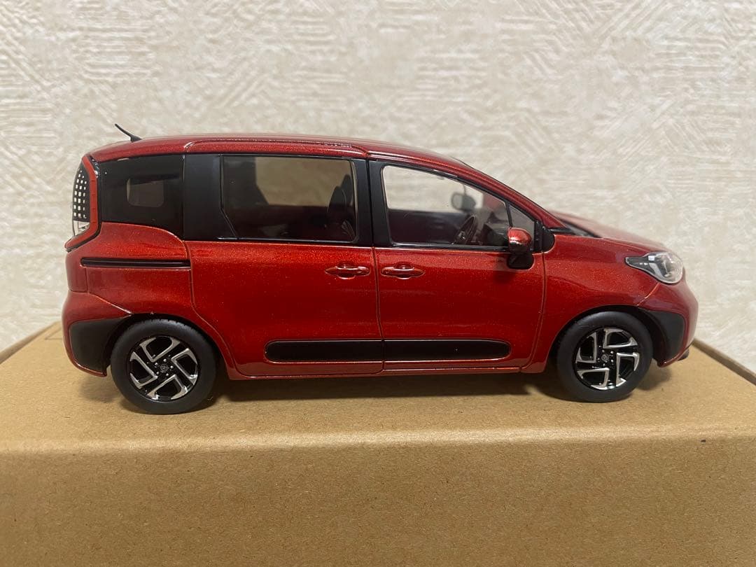 トヨタ シエンタ 1/30ミニカー 赤