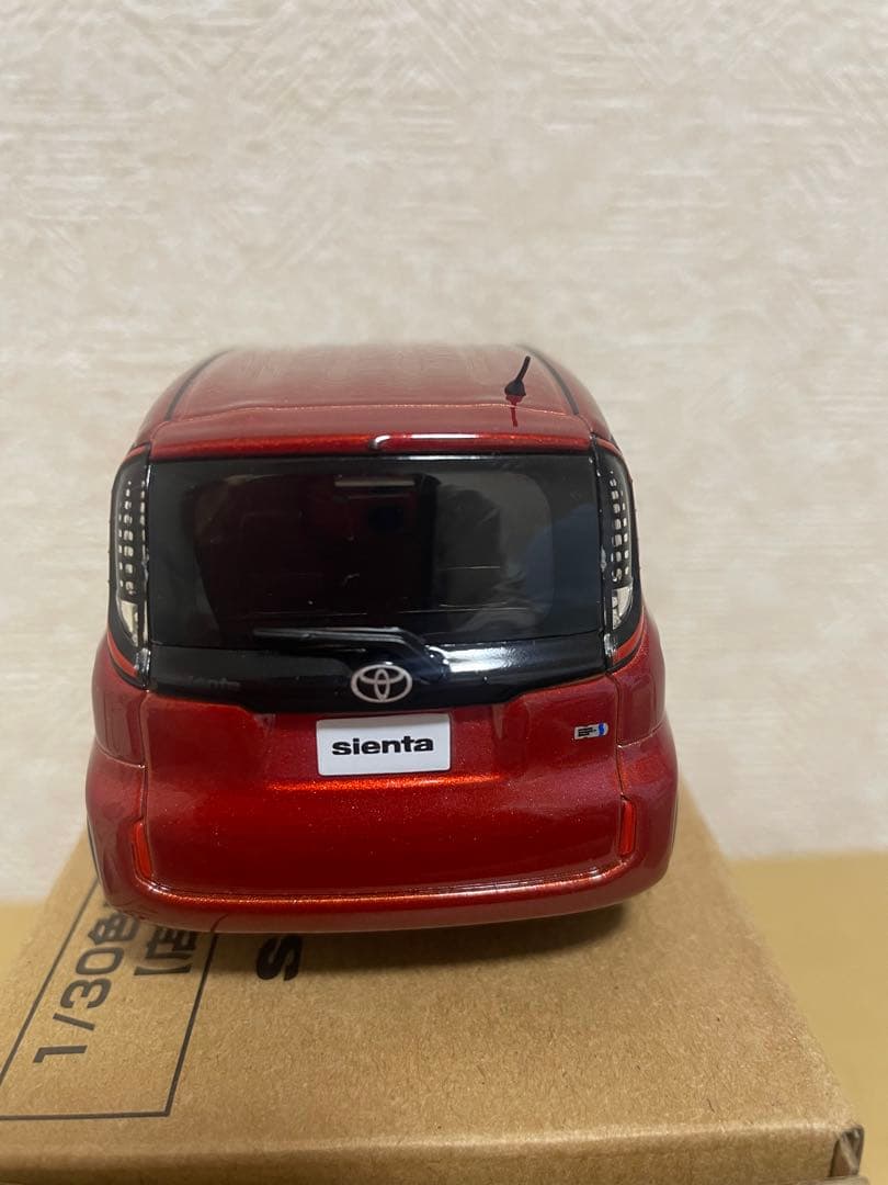 トヨタ シエンタ 1/30ミニカー 赤