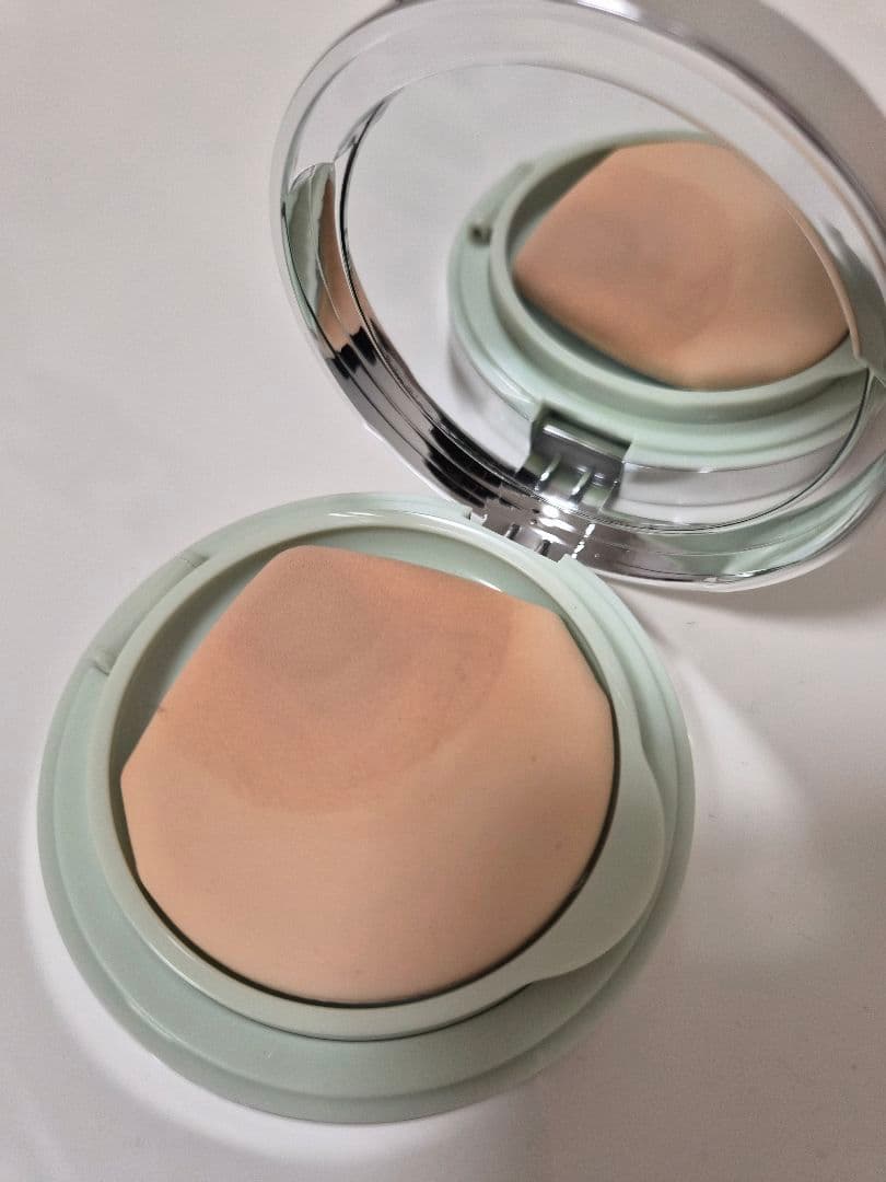 PRADA クッションファンデーション(限定カラーケース)