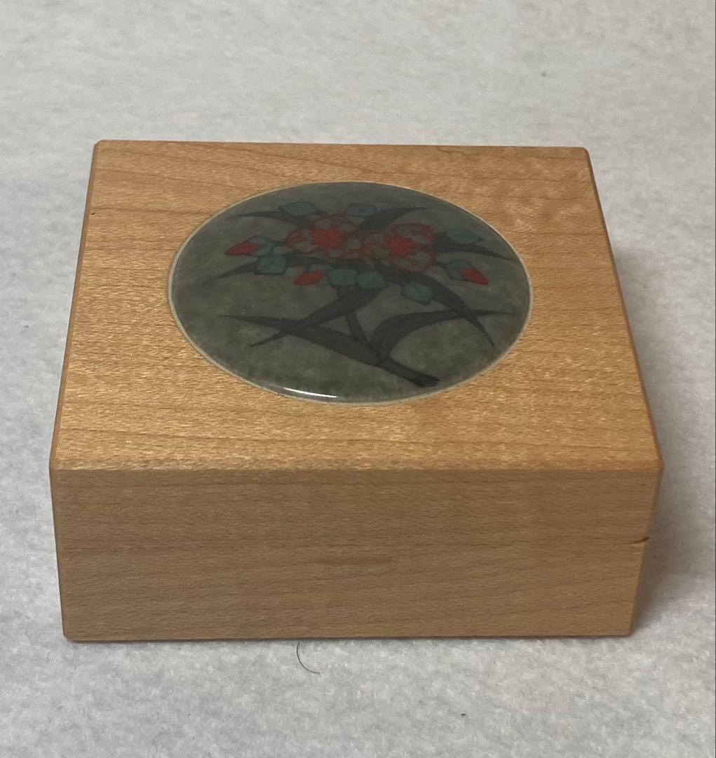 B291h 「色絵薄墨草花文 香合」十四代今泉今右衛門作　茶道具