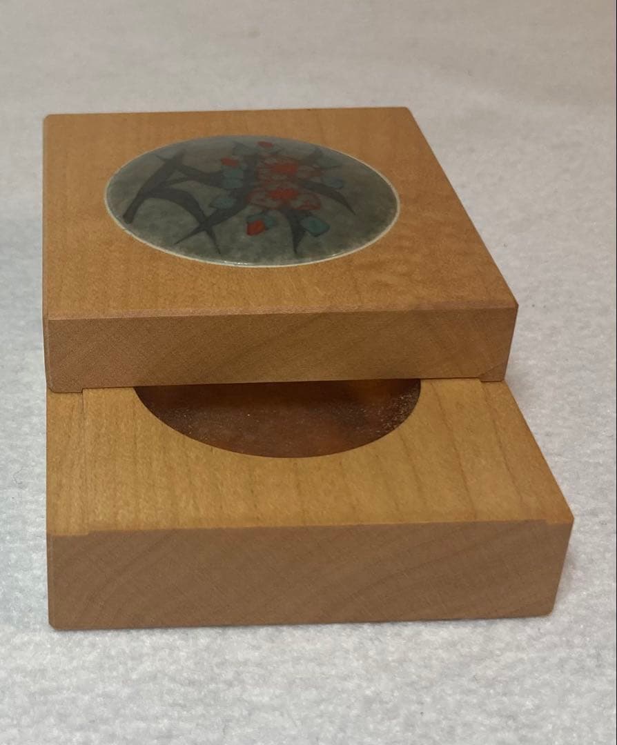 B291h 「色絵薄墨草花文 香合」十四代今泉今右衛門作　茶道具