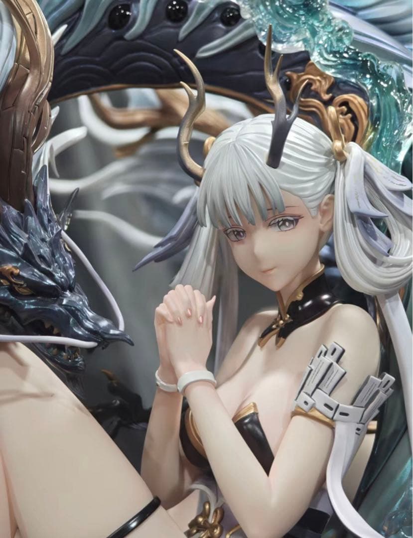 ドラゴンと女性のフィギュア 約30cm