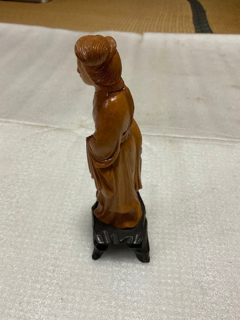 中華人民共和国製／少女の像【木製、高さ／15cm位の物となります。美術工芸品】。