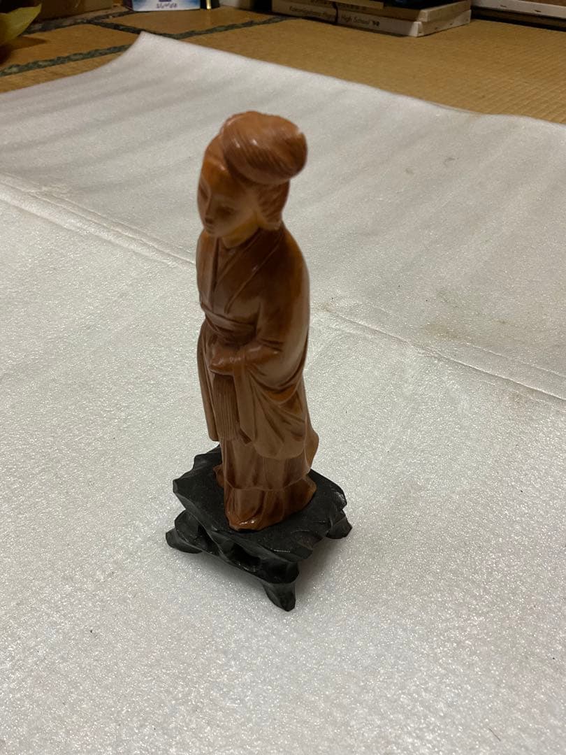 中華人民共和国製／少女の像【木製、高さ／15cm位の物となります。美術工芸品】。