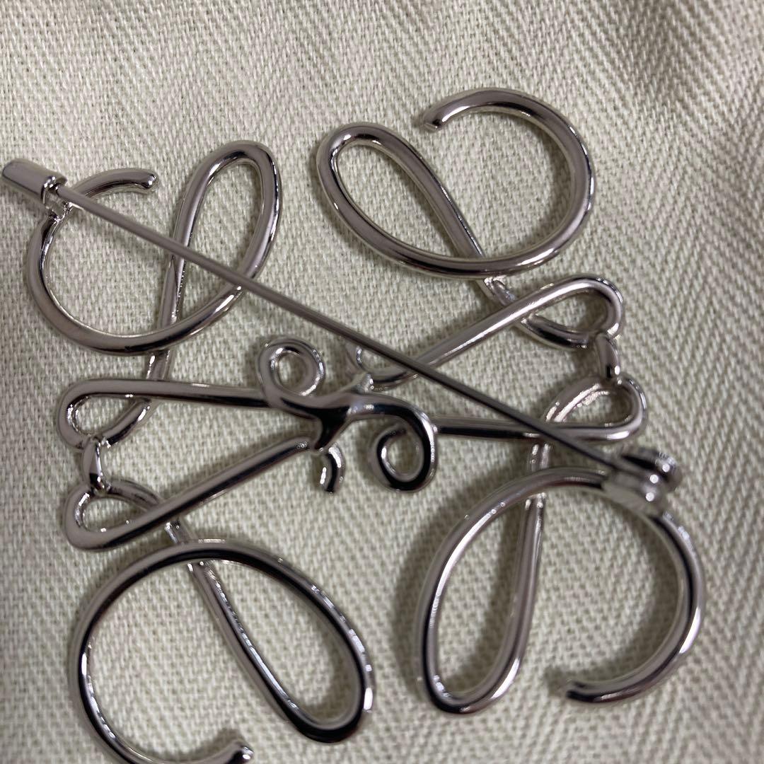 ロエベ　シルバブローチ　ワイワイ