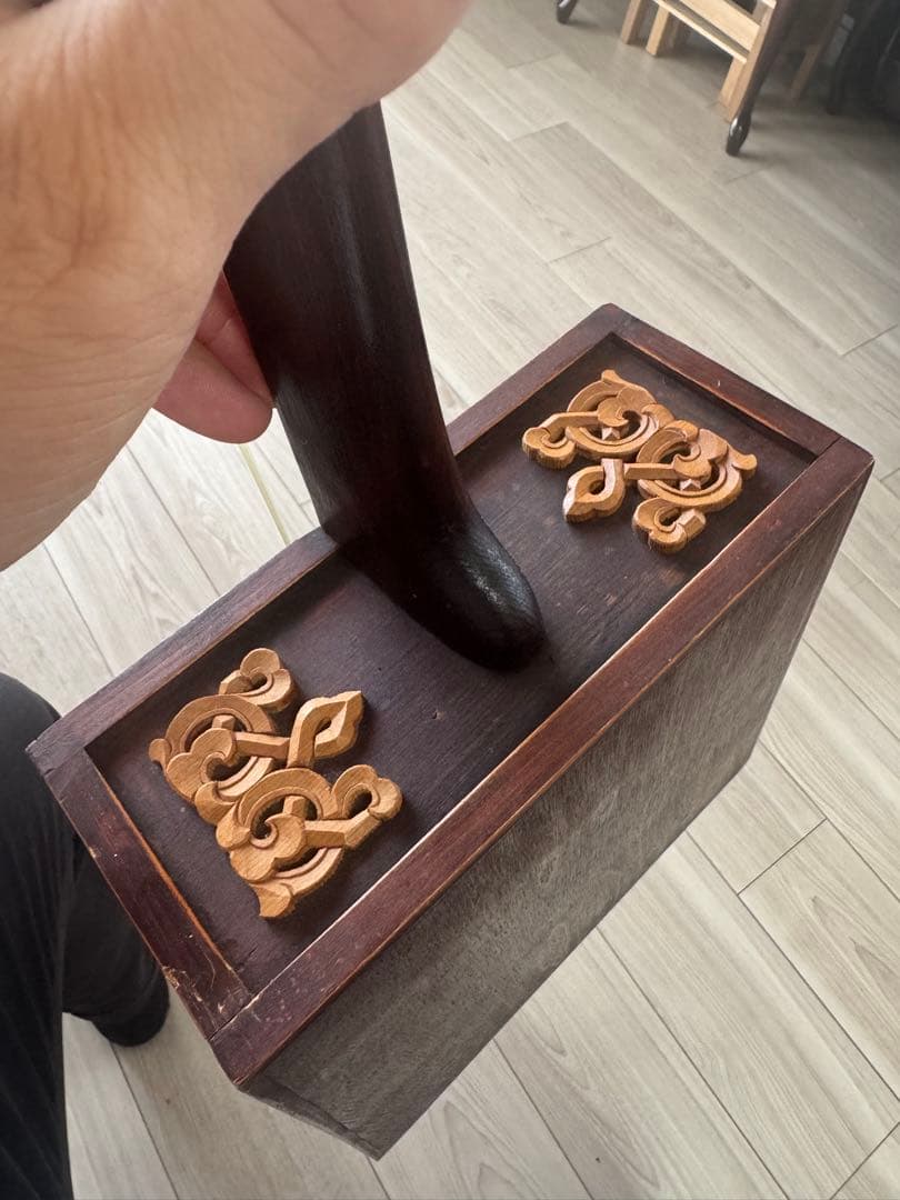 馬の頭彫刻の木製弦楽器