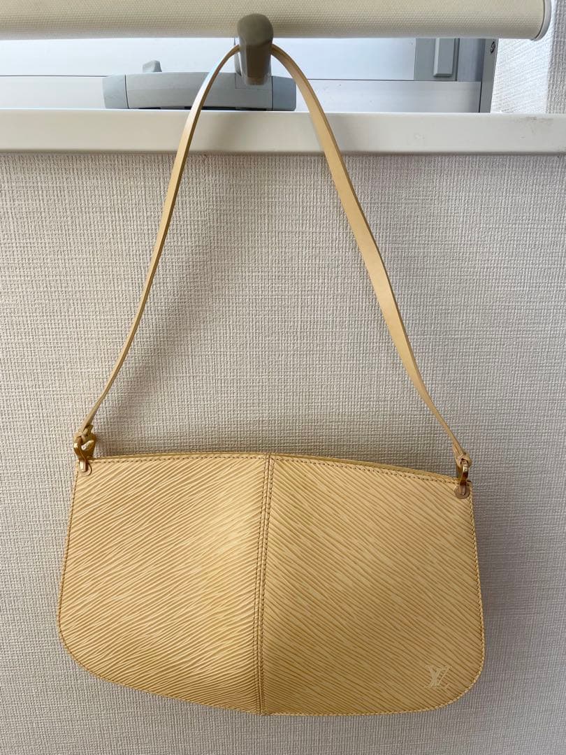 ルイヴィトン（LOUIS VUITTON）エピ　ポシェット・ドゥミリュンヌ