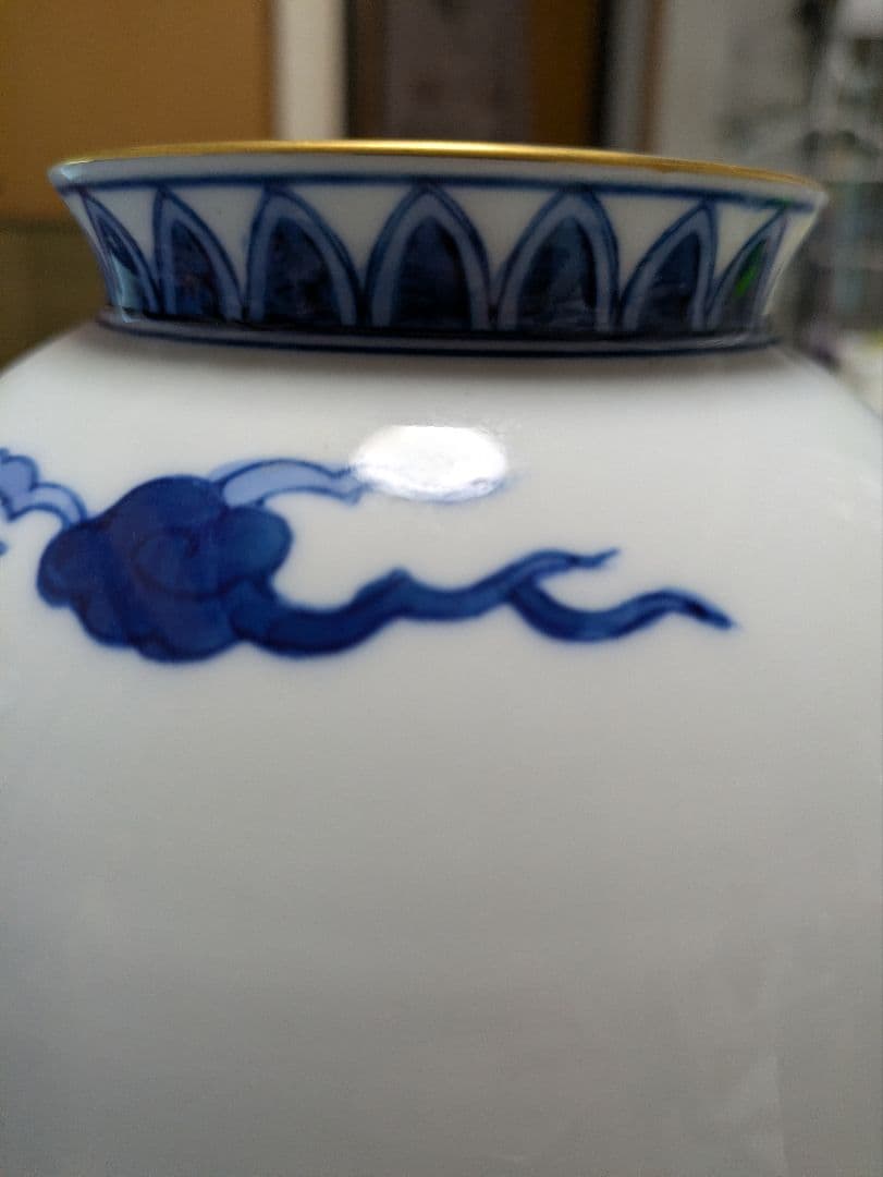 染錦柘榴文（そめにしきざくろもん）の有田焼の花瓶です。﻿