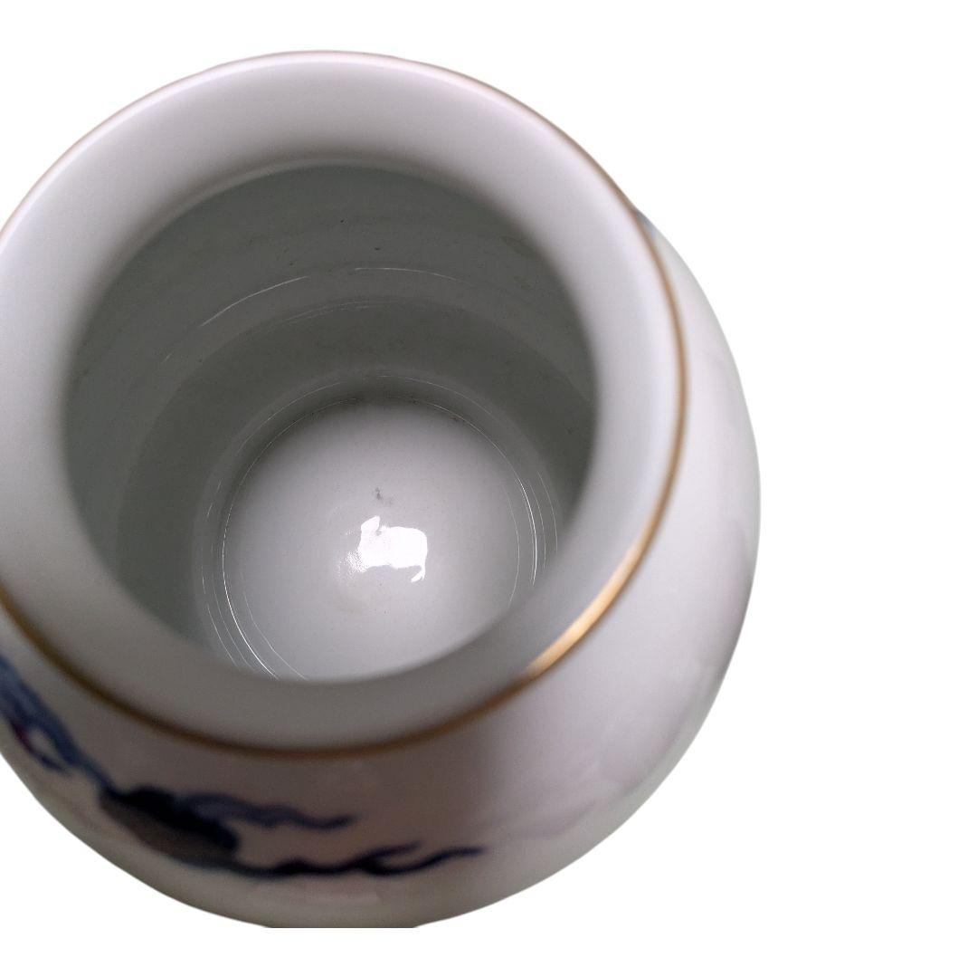 染錦柘榴文（そめにしきざくろもん）の有田焼の花瓶です。﻿