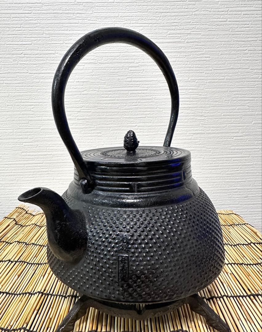 未使用品、供箱、栞、タグ付　南部天正堂作２０型コシキアラレ　南部鉄瓶　南部鉄器