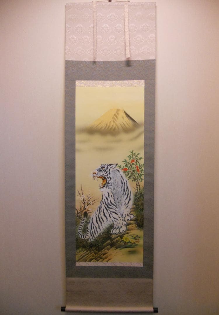 掛け軸 長谷川俊 風水白虎満福図 絹本 希少 軸装 茶道具 掛軸 美品 です。