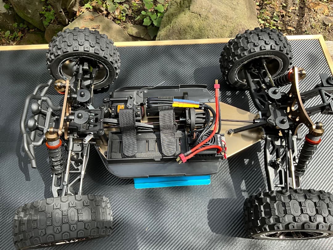 1/8 電動トラックRTR　ブラックパンサー