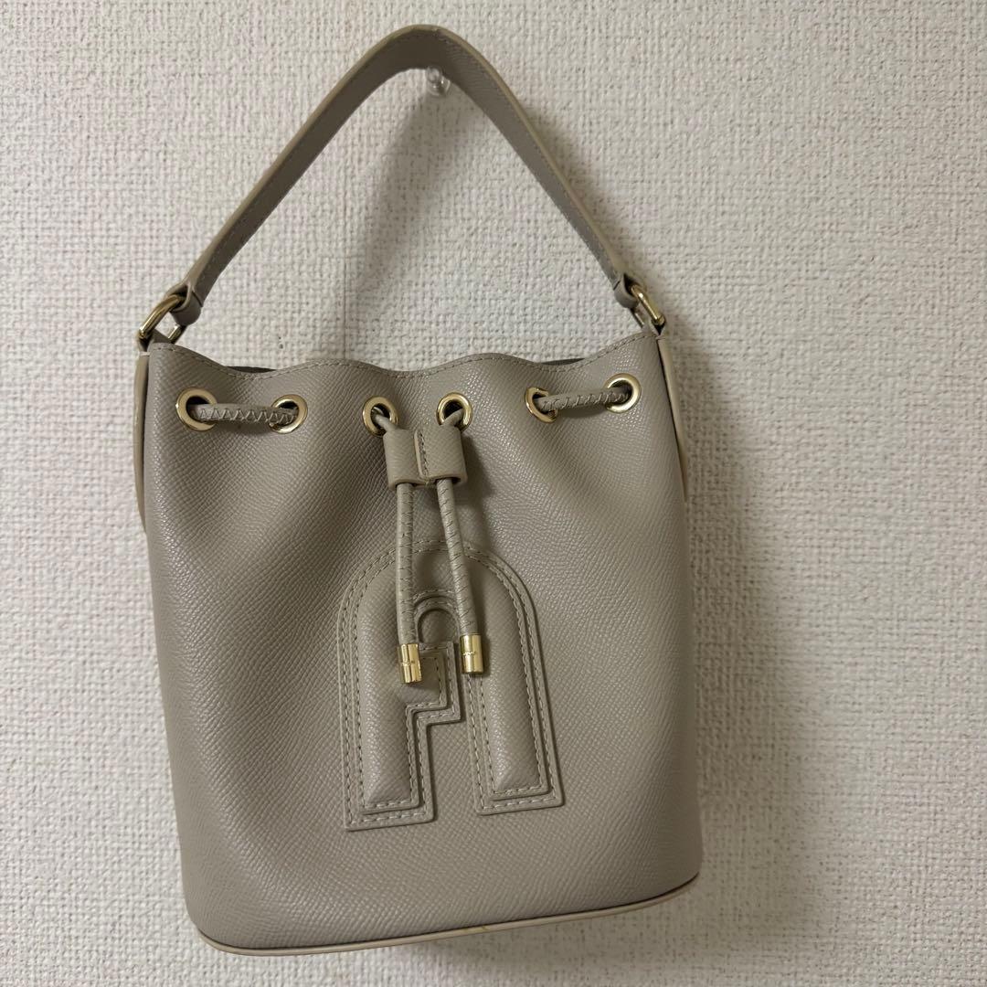FURLA グレー ベージュバケットバッグ巾着　kym-namです。