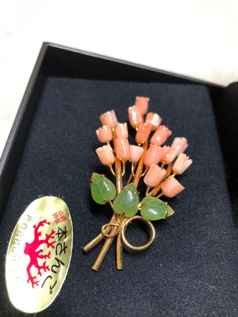 珊瑚　本さんご　ブローチ 珊瑚 花 彫刻 翡翠 葉 彫刻 フラワーモチーフ