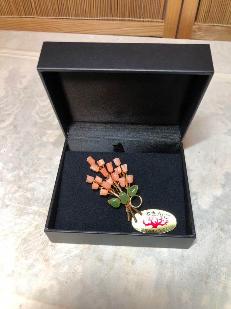 珊瑚　本さんご　ブローチ 珊瑚 花 彫刻 翡翠 葉 彫刻 フラワーモチーフ