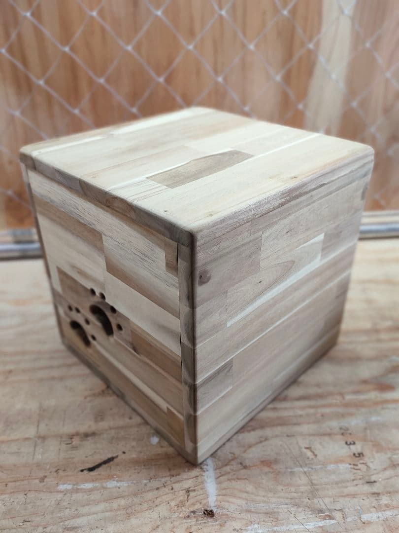 猫ちゃんの秘密基地　アカシア材　No,2　　　猫ハウス