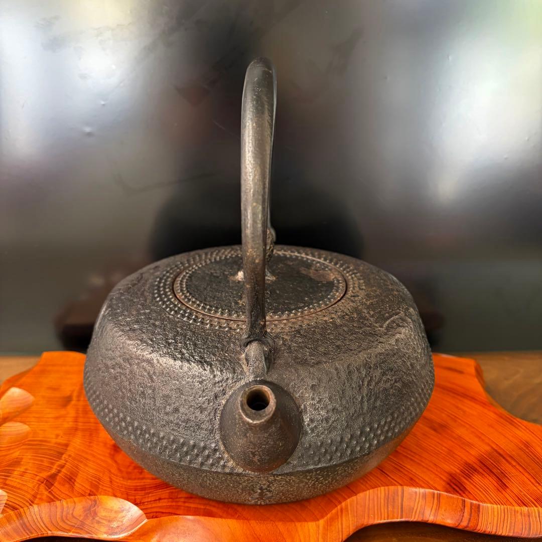 明治後期〜大正初期 鶴亀文鉄瓶 在銘小秀作 容量1.8L