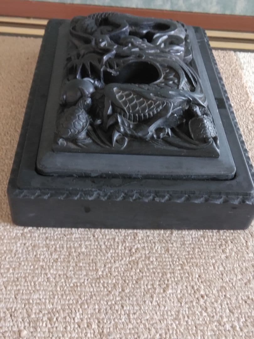 本練りの硯は石では、無いですが墨が良くなじんで墨色に味わいがあります。