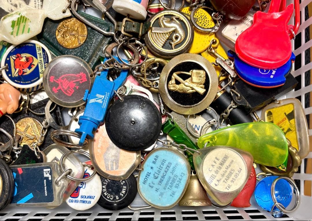 960【お得な100個!】ヴィンテージ フランス フレンチ キーホルダー