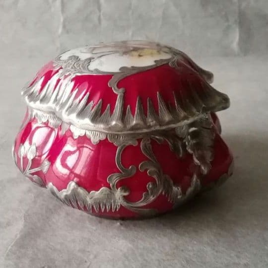 逸品　銀巻き　銀巻朱地貴族図蓋物　リモージュ　手描　薔薇色　宝石箱　アンティーク