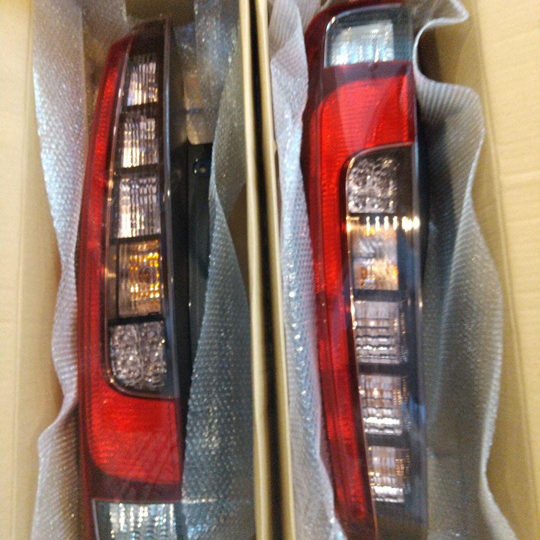 【新品未使用】トヨタ80系 ノア、ヴォクシー他、純正テールランプ 左右セット