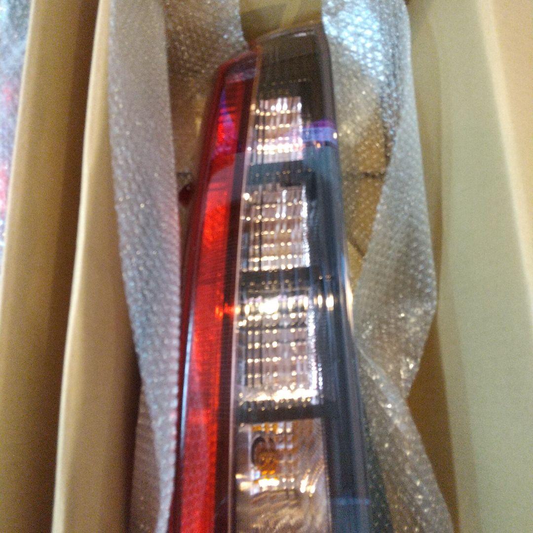 【新品未使用】トヨタ80系 ノア、ヴォクシー他、純正テールランプ 左右セット