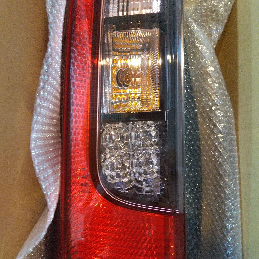 【新品未使用】トヨタ80系 ノア、ヴォクシー他、純正テールランプ 左右セット