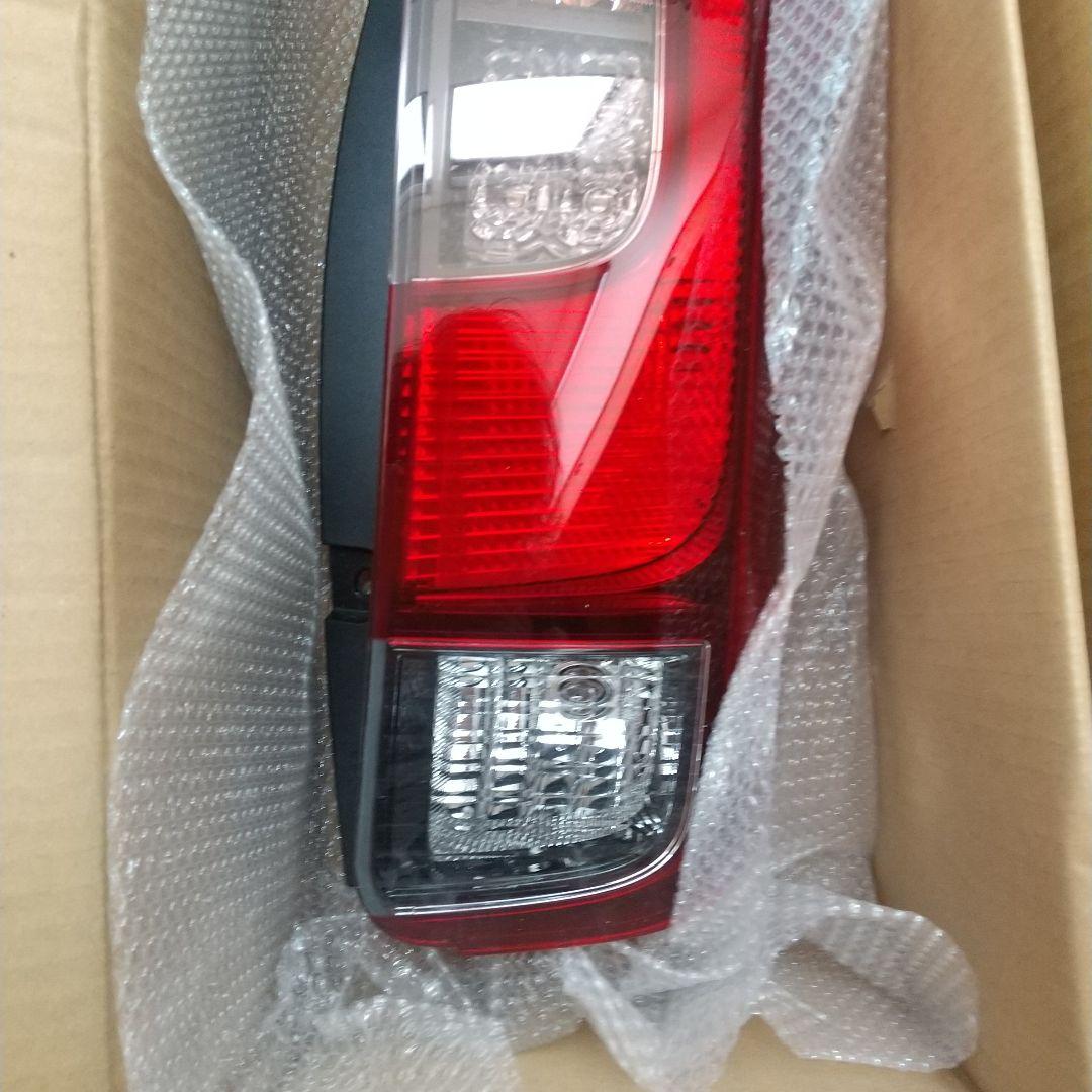 【新品未使用】トヨタ80系 ノア、ヴォクシー他、純正テールランプ 左右セット