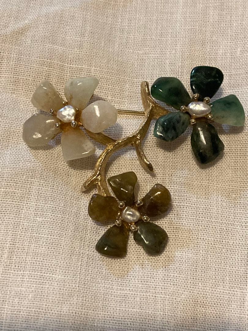 スワボダ　天然石のお花のブローチ