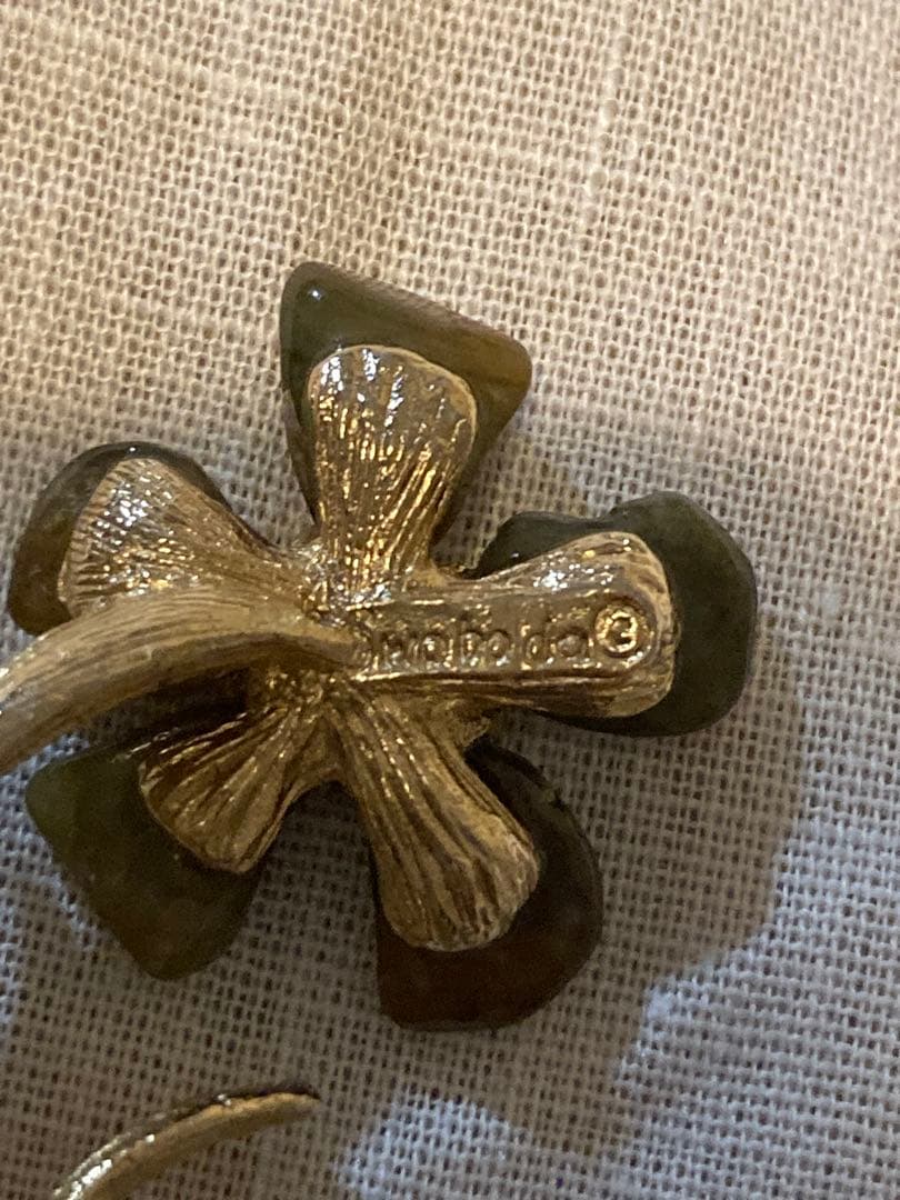 スワボダ　天然石のお花のブローチ