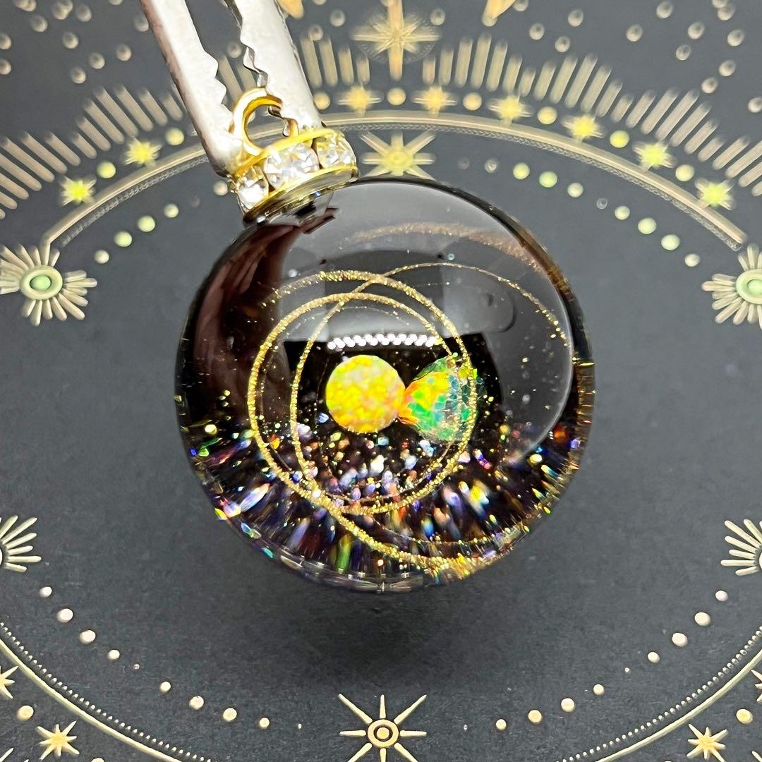 【ハンドメイド】157.水面に映る花火　25mm 【蓄光・台座付き】