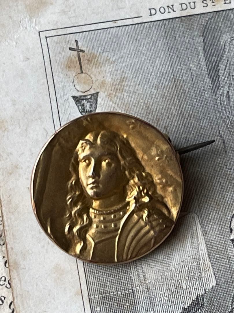 ジャンヌダルクのブローチ　フランスアンティーク　ゴールドプレートフィックス未使用