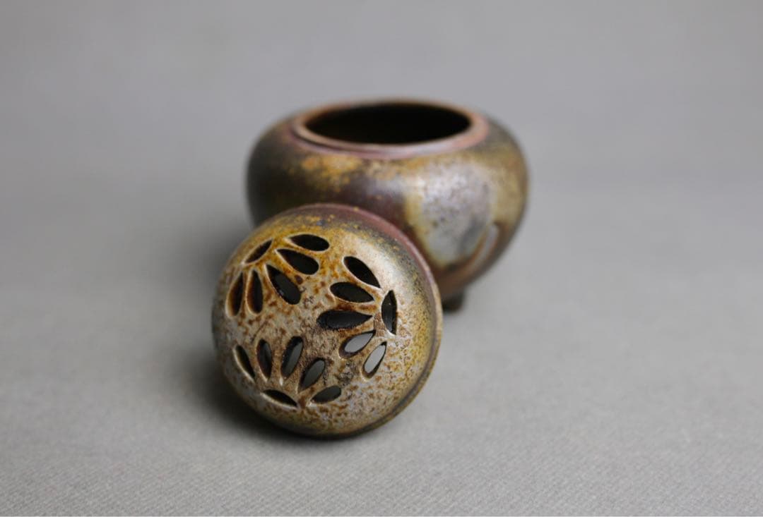 備前焼　龍峰　無形文化財　 三足 香炉　茶道具　茶器　共箱 菊　香炉