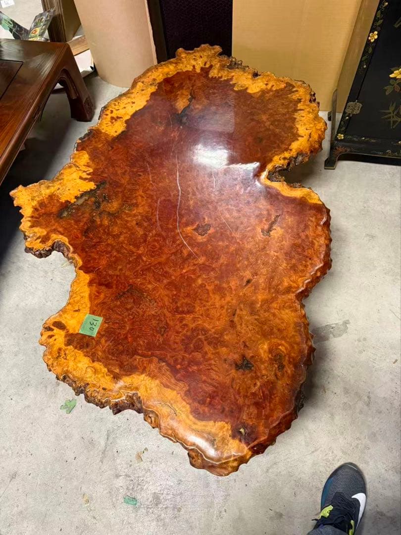 バール材の自然形状座卓