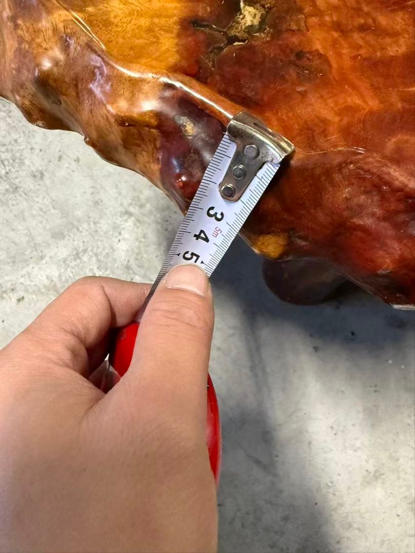 バール材の自然形状座卓