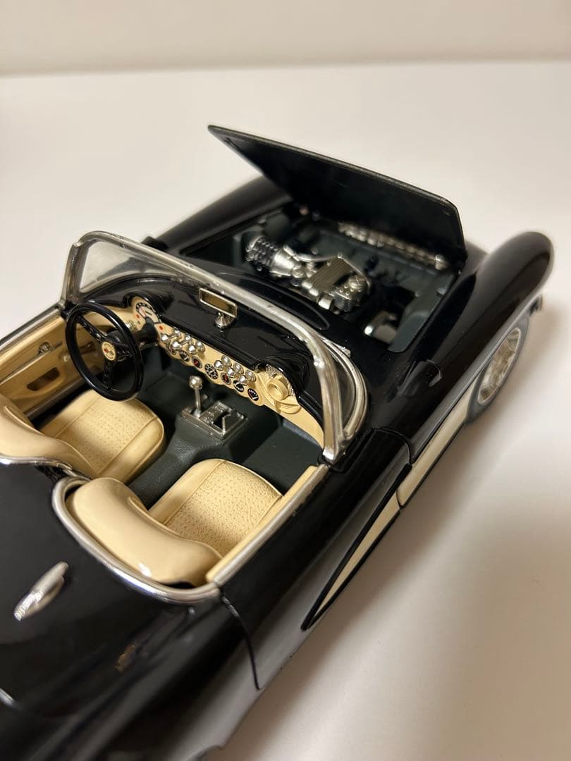 シボレー　コルベット　1/18 1957年式　フィギュア