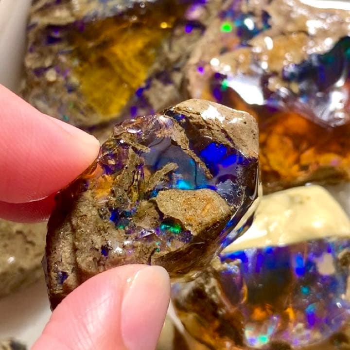 母岩の隙間に光り輝くオパール原石100ct/鉱物標本