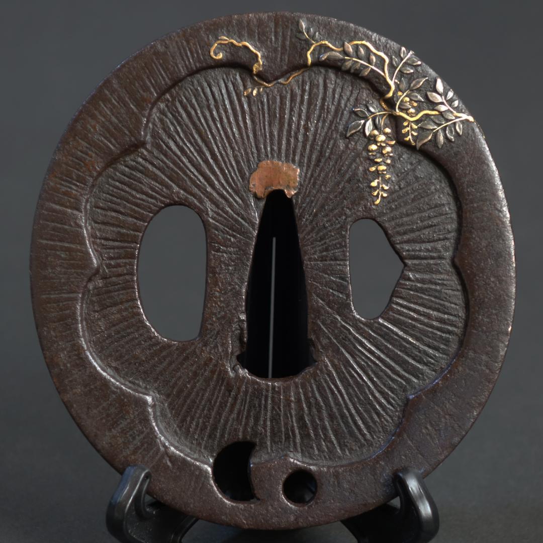 鍔 鐔 鉄地 刀装具 武具 骨董【阿弥陀鑢 金銀象嵌 藤図鍔】(鍔箱付き)