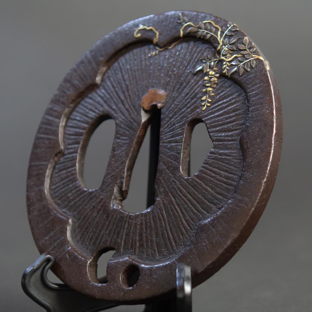 鍔 鐔 鉄地 刀装具 武具 骨董【阿弥陀鑢 金銀象嵌 藤図鍔】(鍔箱付き)