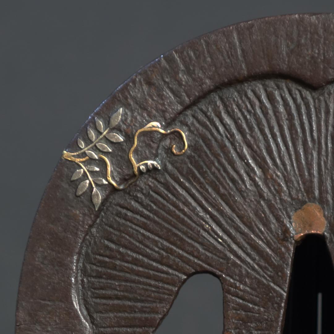 鍔 鐔 鉄地 刀装具 武具 骨董【阿弥陀鑢 金銀象嵌 藤図鍔】(鍔箱付き)