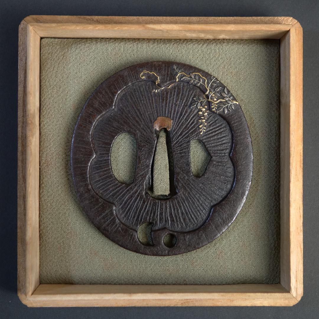 鍔 鐔 鉄地 刀装具 武具 骨董【阿弥陀鑢 金銀象嵌 藤図鍔】(鍔箱付き)