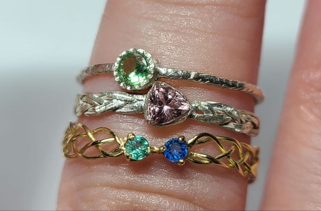 素晴らしい煌めきのリボンさん★パライバトルマリン&アウイナイト18金編み込み★