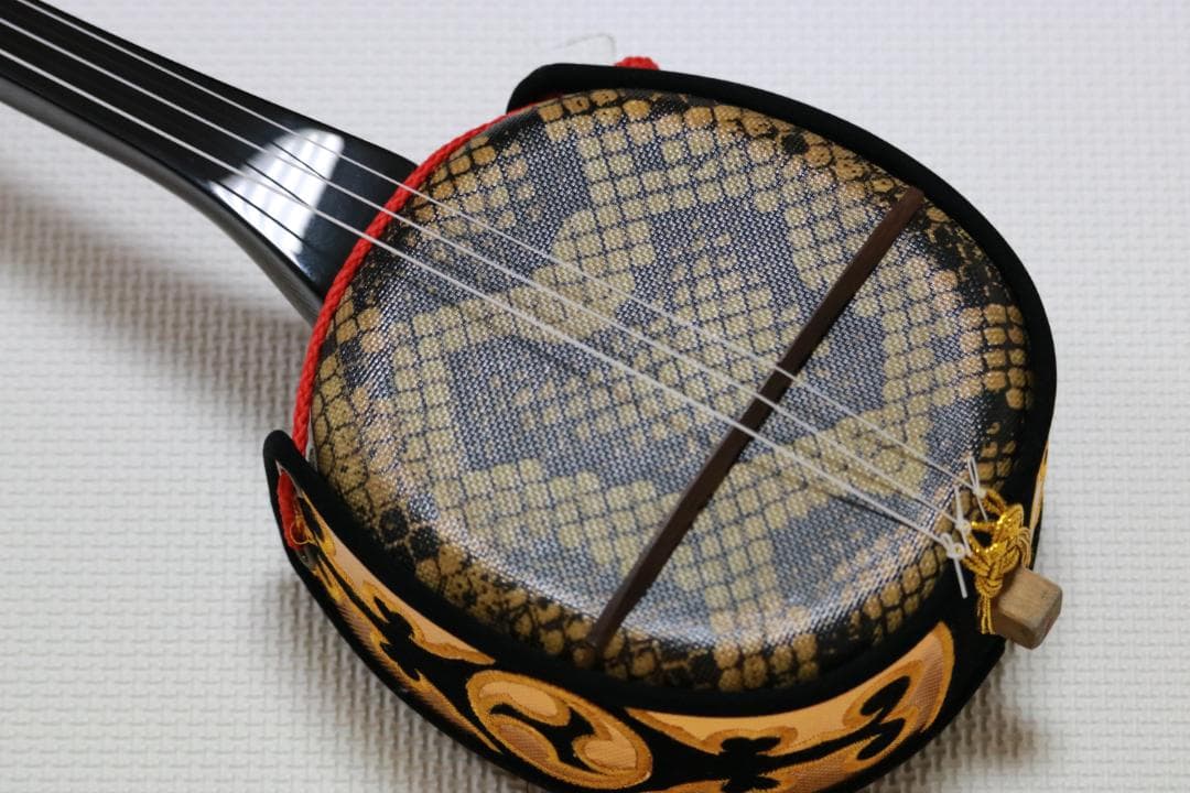 沖縄三線セット（人工皮張り）教本と初心者に必要なお得な付属品　新品未使用品