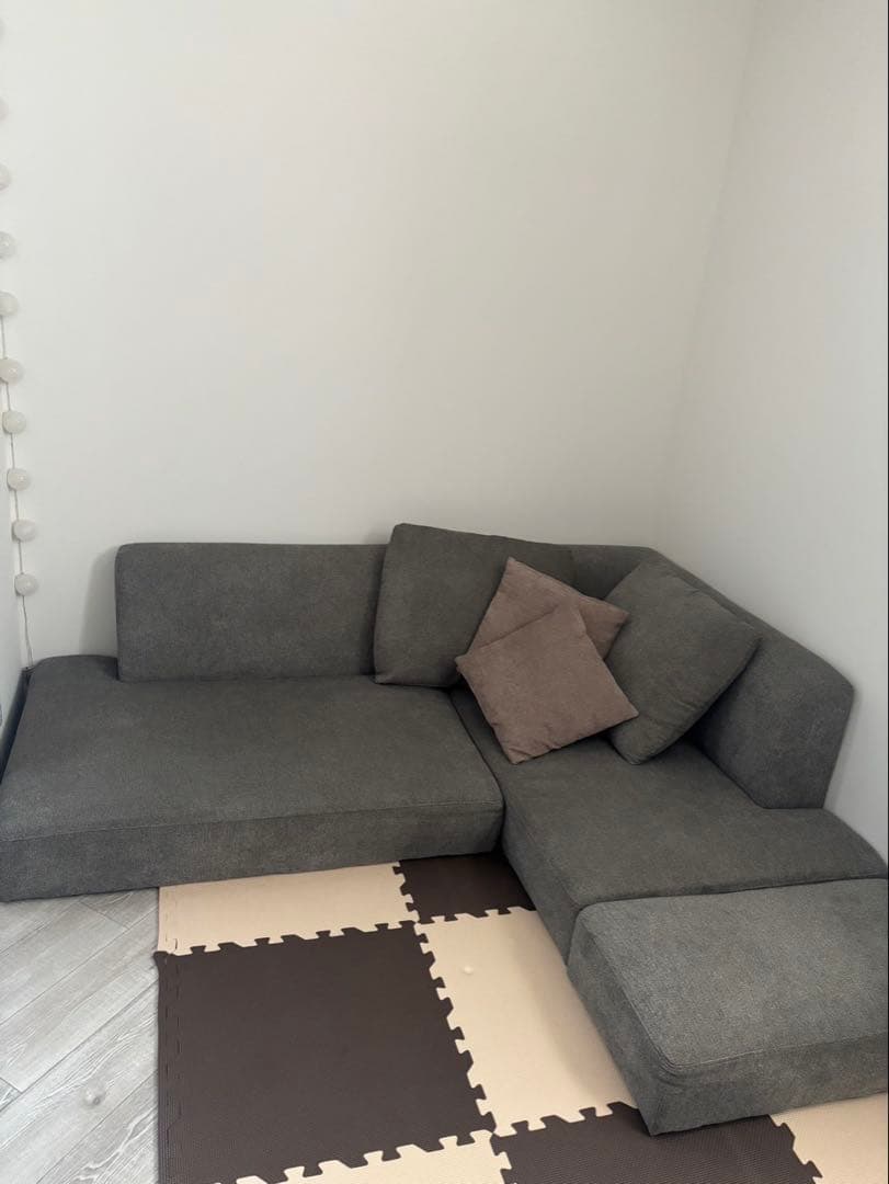 大特価!!グレー L字型ソファ 4個クッション付き