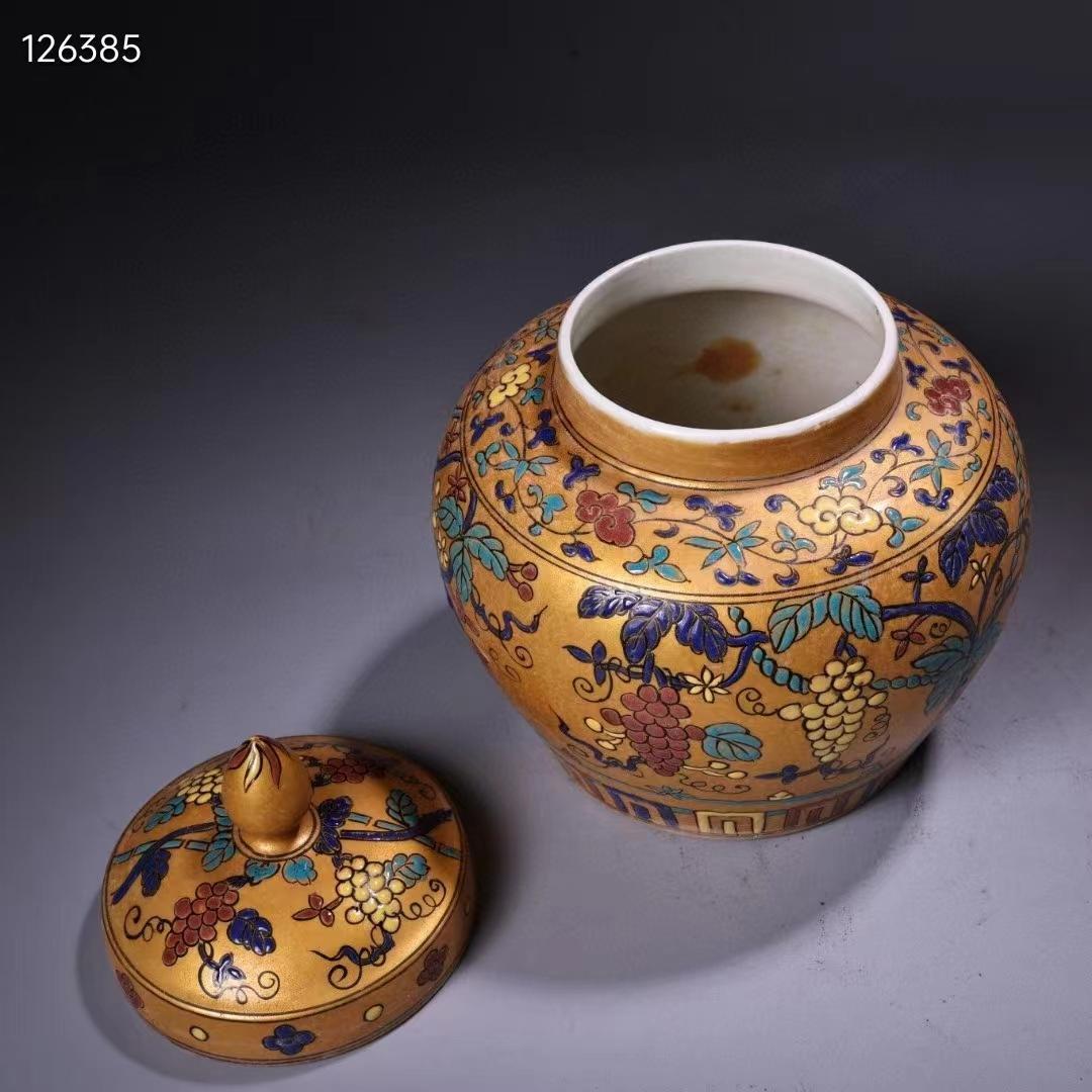 中国古美術・宮廷の御蔵品・純手描きの金粉彩磁器の壺・儲物缶・漆箱付・置物・案頭