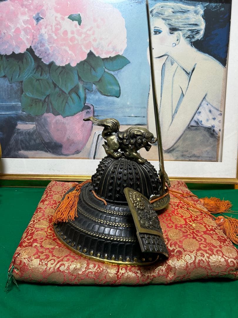 源九郎義経　獅子頭の出世兜の置物