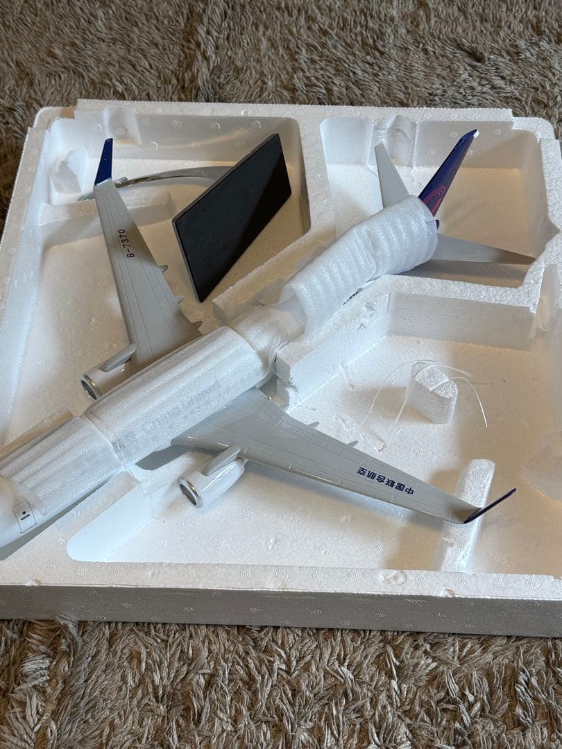 China United （中国聯合航空）Boeing 737 1:80